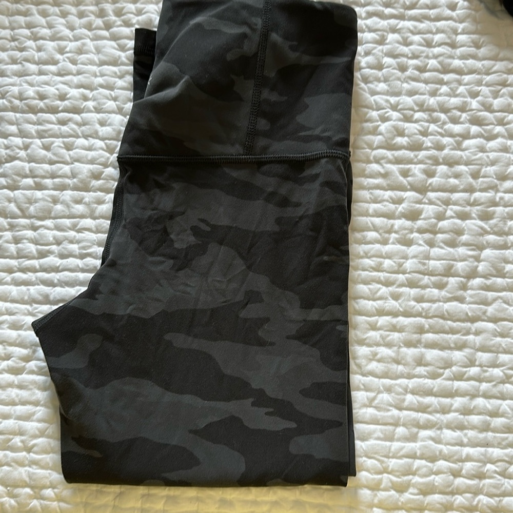 Athleta Elation Capri Black & Gray Camo size small